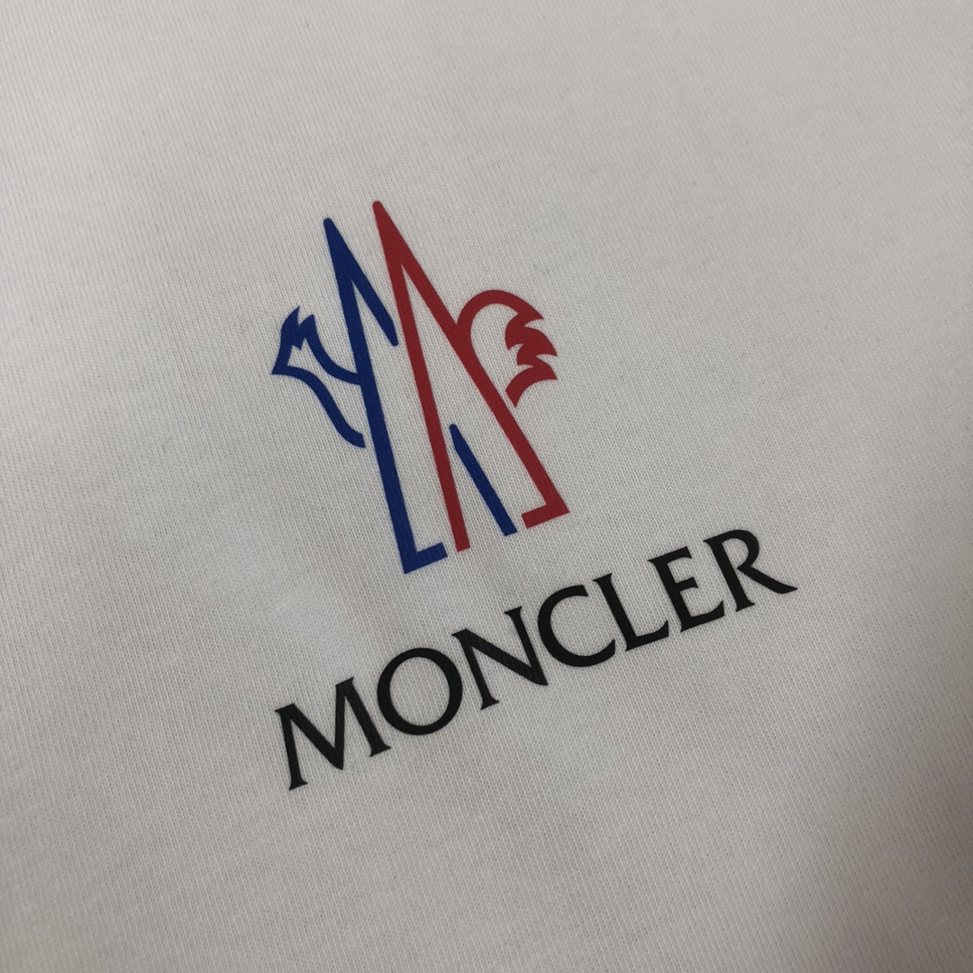 weigou_223628_4_8a69408257 P75 💥 MONCLER 蒙口 夏季新款圆领短袖T恤!270克重磅高端纯棉面料,手感质感都极完美!修身裁剪设计干净利落!时尚又好看!走线做工非常精致!版型效果超赞!而且透气性能超强!任何年龄阶段都可轻松驾驭,男士衣橱里必备的单品。 颜色: 米白 黑色 码数:M-3XL (下单请报身高体重)