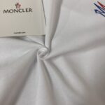 weigou_223628_5_99f641e496 P75 💥 MONCLER 蒙口 夏季新款圆领短袖T恤!270克重磅高端纯棉面料,手感质感都极完美!修身裁剪设计干净利落!时尚又好看!走线做工非常精致!版型效果超赞!而且透气性能超强!任何年龄阶段都可轻松驾驭,男士衣橱里必备的单品。 颜色: 米白 黑色 码数:M-3XL (下单请报身高体重)