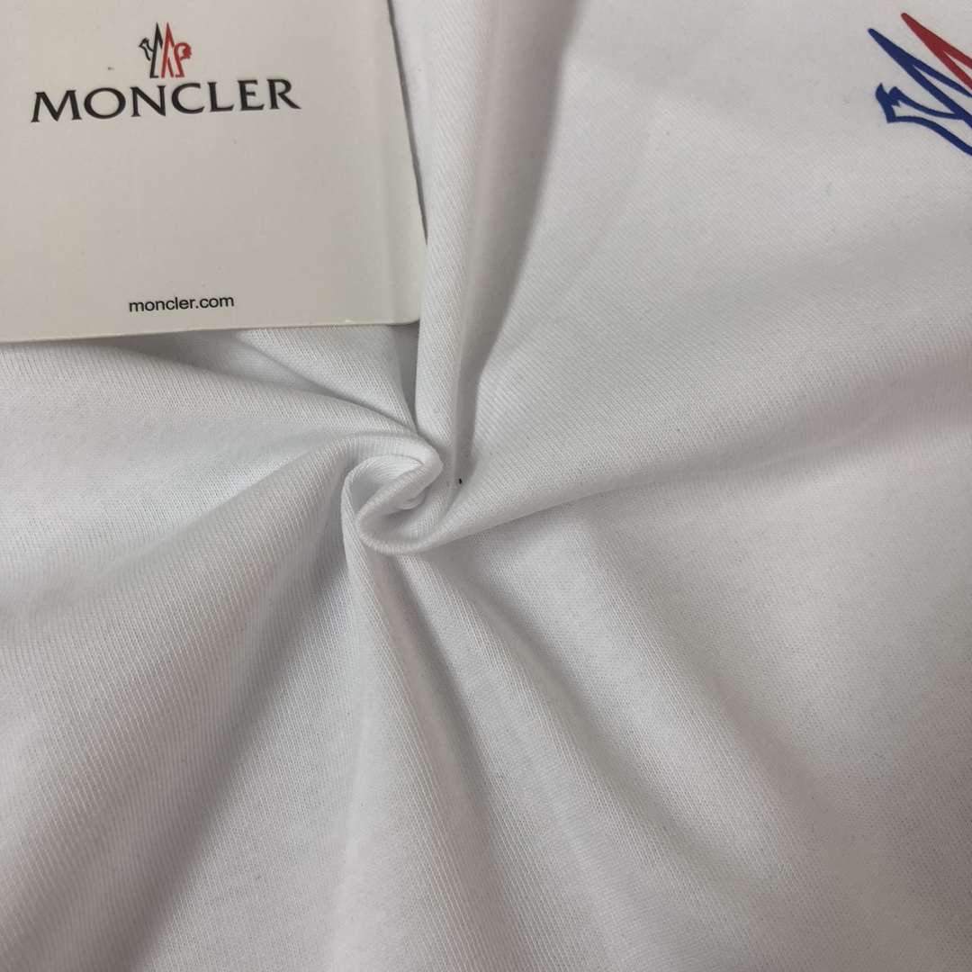 weigou_223628_5_99f641e496 P75 💥 MONCLER 蒙口 夏季新款圆领短袖T恤!270克重磅高端纯棉面料,手感质感都极完美!修身裁剪设计干净利落!时尚又好看!走线做工非常精致!版型效果超赞!而且透气性能超强!任何年龄阶段都可轻松驾驭,男士衣橱里必备的单品。 颜色: 米白 黑色 码数:M-3XL (下单请报身高体重)
