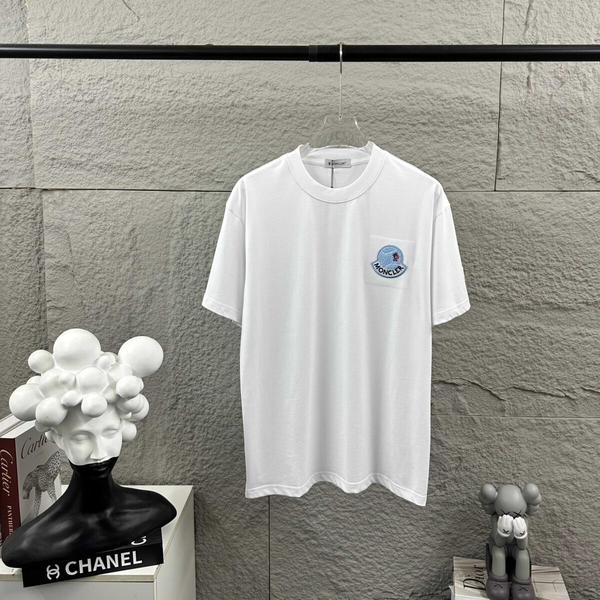 P80 Moncle* 蒙口*2026 春夏新款 经典图标字母立体贴布绣工艺 定制双纱平纹纯棉面料 短袖T恤 男女同款 颜色：黑色 白色 尺码： S （90-130斤） M （120-150斤） L （140-165斤） XL （160-180斤） XXL （180-210斤）