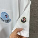 P80 Moncle* 蒙口*2026 春夏新款 经典图标字母立体贴布绣工艺 定制双纱平纹纯棉面料 短袖T恤 男女同款 颜色：黑色 白色 尺码： S （90-130斤） M （120-150斤） L （140-165斤） XL （160-180斤） XXL （180-210斤）
