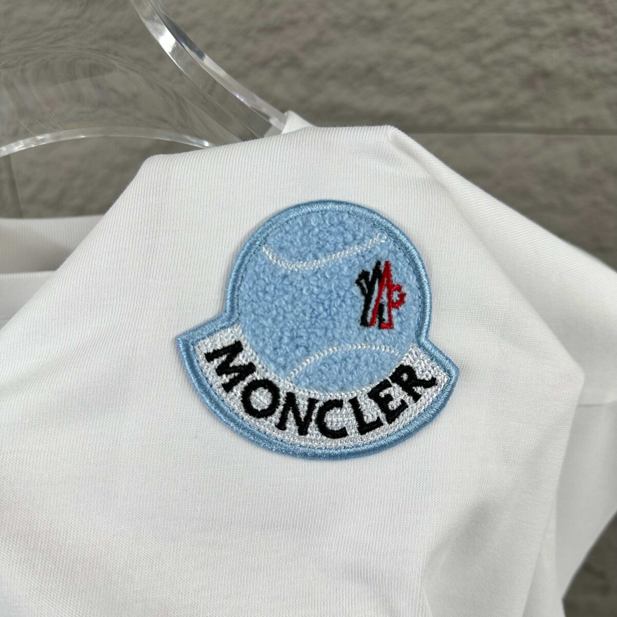 P80 Moncle* 蒙口*2026 春夏新款 经典图标字母立体贴布绣工艺 定制双纱平纹纯棉面料 短袖T恤 男女同款 颜色：黑色 白色 尺码： S （90-130斤） M （120-150斤） L （140-165斤） XL （160-180斤） XXL （180-210斤）