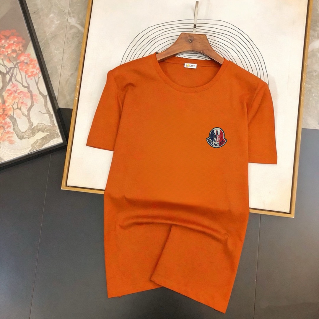 P70 品牌： 蒙口 (胖子福音)原单男士休闲短袖T恤，2026春夏新品，定制胸前顶级logo 工艺、搭配整件细节 品质及剪裁设计都堪称一流，定制进口丝光棉面料！型格十足，配色轻熟百搭。M-5XL(穿到220斤)