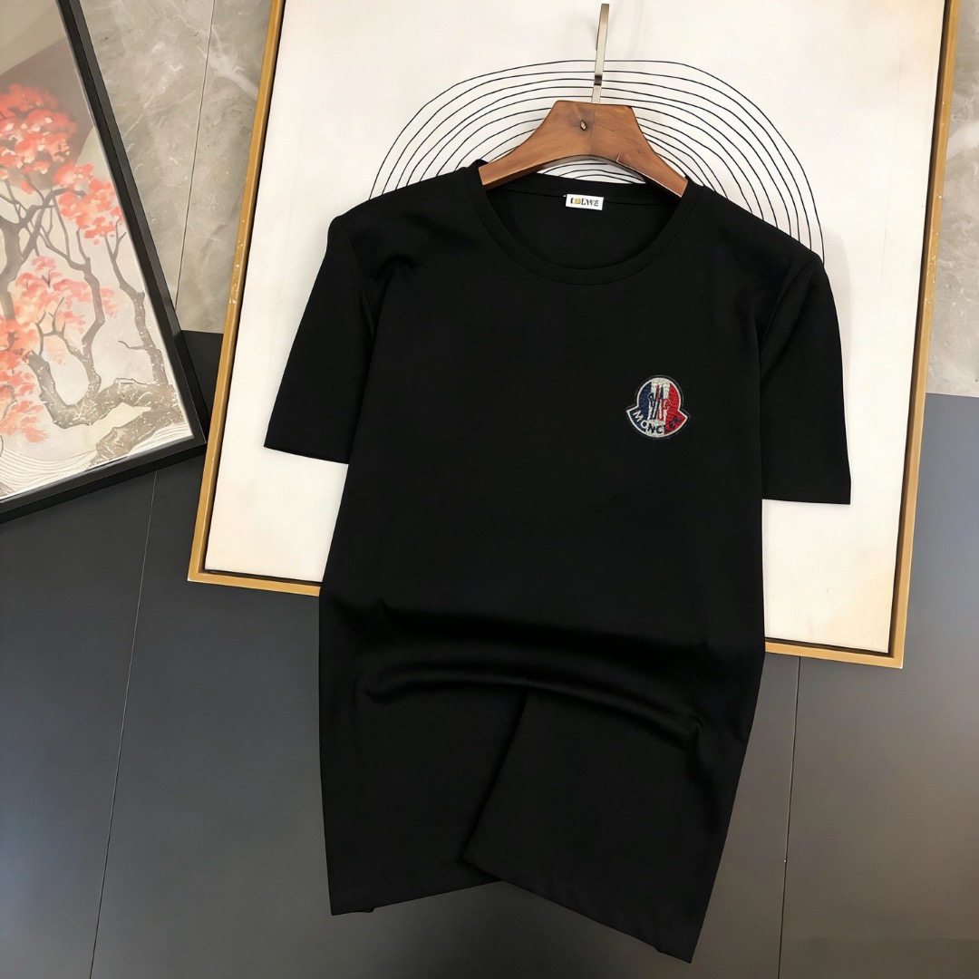 P70 品牌： 蒙口 (胖子福音)原单男士休闲短袖T恤，2026春夏新品，定制胸前顶级logo 工艺、搭配整件细节 品质及剪裁设计都堪称一流，定制进口丝光棉面料！型格十足，配色轻熟百搭。M-5XL(穿到220斤)