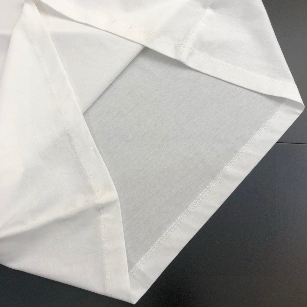 P70 品牌： 蒙口 (胖子福音)原单男士休闲短袖T恤，2026春夏新品，定制胸前顶级logo 工艺、搭配整件细节 品质及剪裁设计都堪称一流，定制进口丝光棉面料！型格十足，配色轻熟百搭。M-5XL(穿到220斤)
