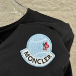 weigou_223694_5_0010f4005c P80 Moncle* 蒙口*2026 春夏新款 经典图标字母立体贴布绣工艺 定制双纱平纹纯棉面料 短袖T恤 男女同款 颜色:黑色 白色 尺码: S (90-130斤) M (120-150斤) L (140-165斤) XL (160-180斤) XXL (180-210斤)