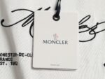 P80 蒙口MONER💥手写体刺绣圆领短袖T恤 意式轻奢极简短袖，甄选高支双股重磅精梳长绒棉面料，密实软糯针织织造，布面顺滑透气、久洗不易变形起球，微阔直筒剪裁，不挑身形包容各种身材。 衣身前胸采用同色系手写体刺绣工艺，MONER标志性花体字母标识低调高级，刺绣针脚细密平整，触感柔软细腻，久穿不易脱落变形；搭配品牌创立地与年份印花，细节拉满。左袖臂采用经典硅胶徽章贴标，辨识度十足。高弹加厚螺纹圆领精密包边，袖口下摆双针锁边走线，原厂黑标领标+多语种洗水标细节拉满。双色经典配色低调有质感，日常通勤、户外出游、休闲穿搭轻松驾驭，轻松打造高级极简穿搭。 配色：白色、黑色 尺码：S M L XL