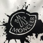 P75 💥 MON*CLER 蒙口 夏季新款圆领短袖T恤！手感质感都极完美！修身裁剪设计干净利落！时尚又好看！走线做工非常精致！版型效果超赞！而且透气性能超强！任何年龄阶段都可轻松驾驭，男士衣橱里必备的单品 颜色：米白 黑色 码数：M-3XL（下单请报身高体重）