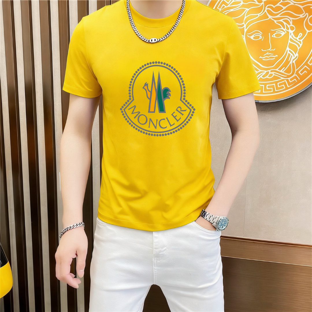 P70 品牌： 蒙口 (胖子福音)原单男士休闲短袖T恤，2026春夏新品，定制胸前顶级logo 工艺、搭配整件细节 品质及剪裁设计都堪称一流，定制进口丝光棉面料！型格十足，配色轻熟百搭。M-5XL(穿到220斤)