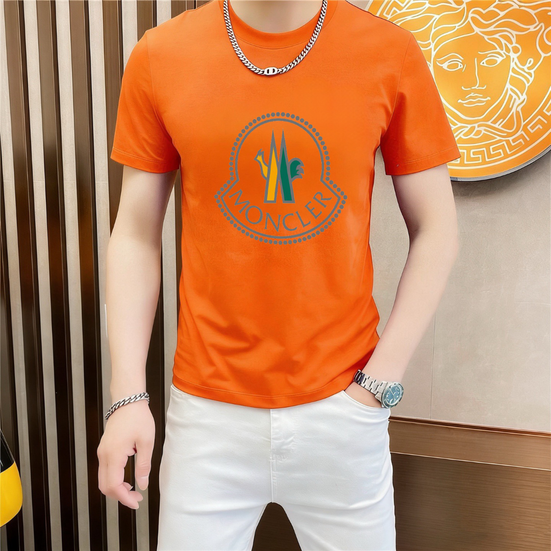 P70 品牌： 蒙口 (胖子福音)原单男士休闲短袖T恤，2026春夏新品，定制胸前顶级logo 工艺、搭配整件细节 品质及剪裁设计都堪称一流，定制进口丝光棉面料！型格十足，配色轻熟百搭。M-5XL(穿到220斤)