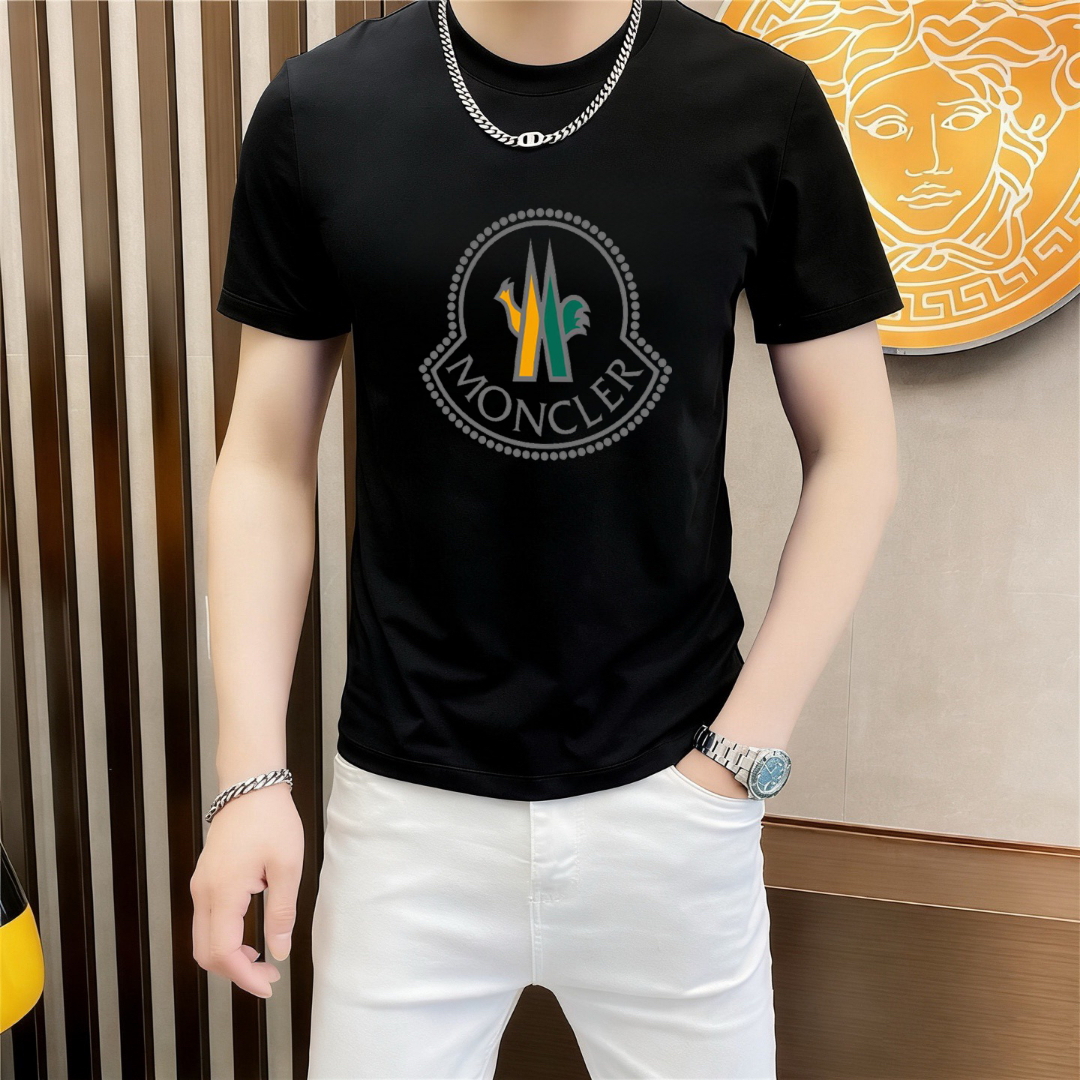 P70 品牌： 蒙口 (胖子福音)原单男士休闲短袖T恤，2026春夏新品，定制胸前顶级logo 工艺、搭配整件细节 品质及剪裁设计都堪称一流，定制进口丝光棉面料！型格十足，配色轻熟百搭。M-5XL(穿到220斤)
