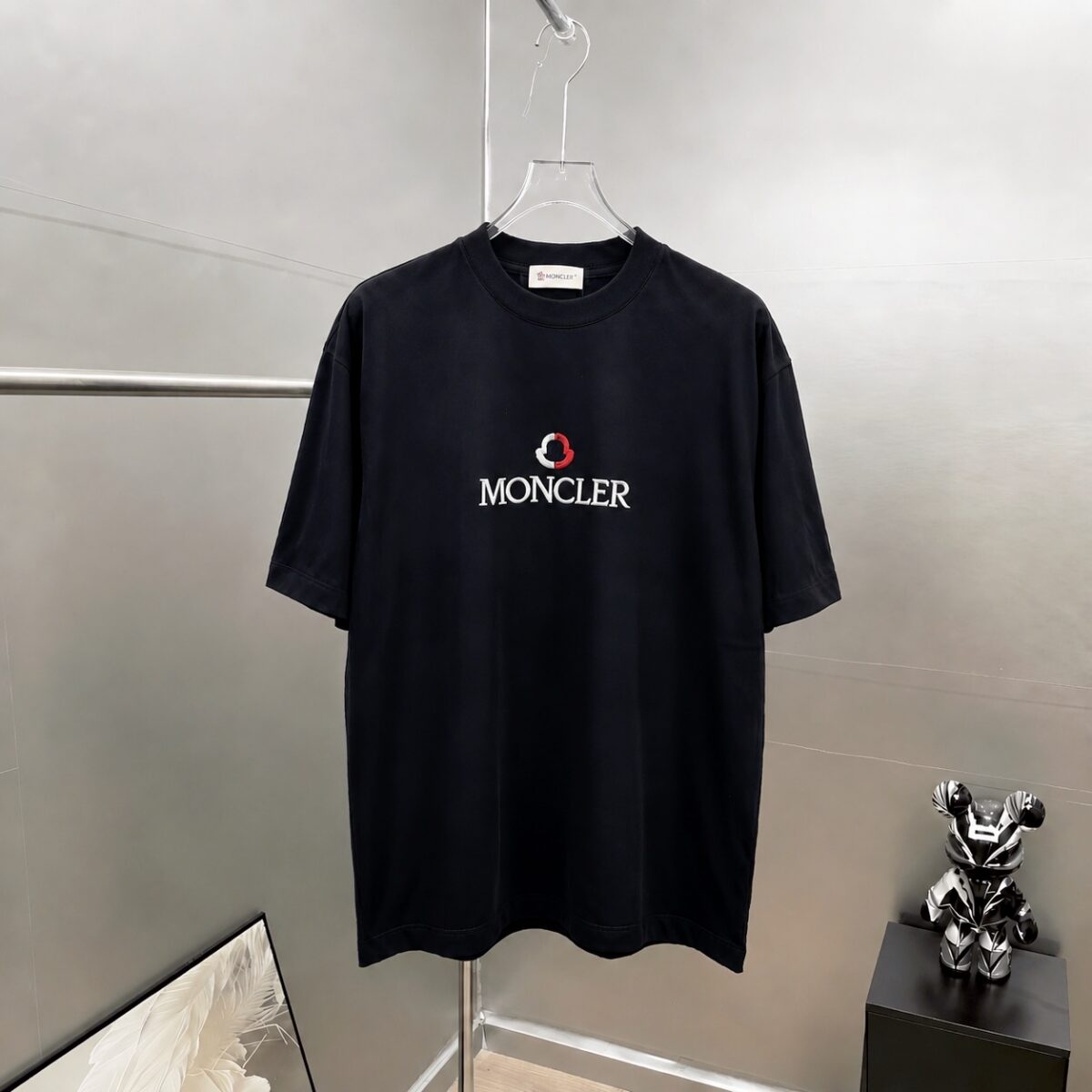 P80 moncle～ 蒙口刺绣字母徽章 《区别通货面料》7a抗菌短袖tee 负离子上身十分舒适，男女同款半袖，落肩宽松版型 颜色: 黑色 白色 咖啡色 尺码：S（90-130斤） M（125-150斤） L（135-165斤） XL（160-190斤） XXL（185-220斤）