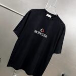 P80 moncle～ 蒙口刺绣字母徽章 《区别通货面料》7a抗菌短袖tee 负离子上身十分舒适，男女同款半袖，落肩宽松版型 颜色: 黑色 白色 咖啡色 尺码：S（90-130斤） M（125-150斤） L（135-165斤） XL（160-190斤） XXL（185-220斤）