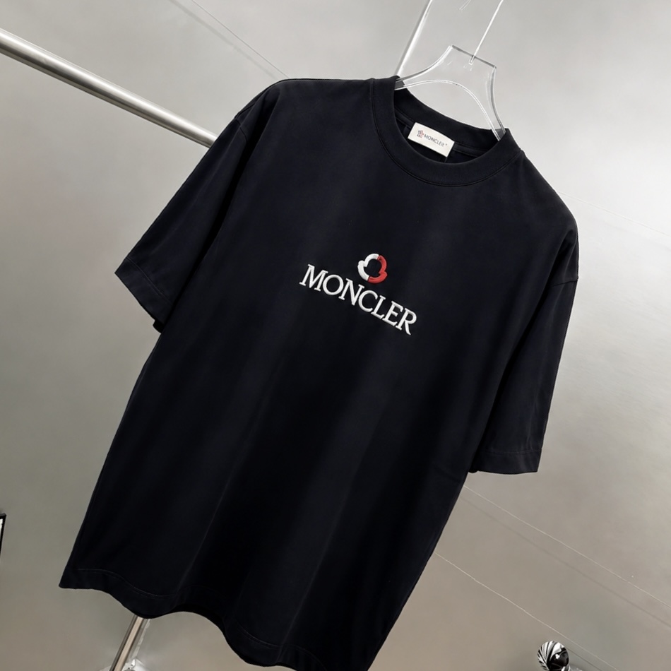 P80 moncle～ 蒙口刺绣字母徽章 《区别通货面料》7a抗菌短袖tee 负离子上身十分舒适，男女同款半袖，落肩宽松版型 颜色: 黑色 白色 咖啡色 尺码：S（90-130斤） M（125-150斤） L（135-165斤） XL（160-190斤） XXL（185-220斤）