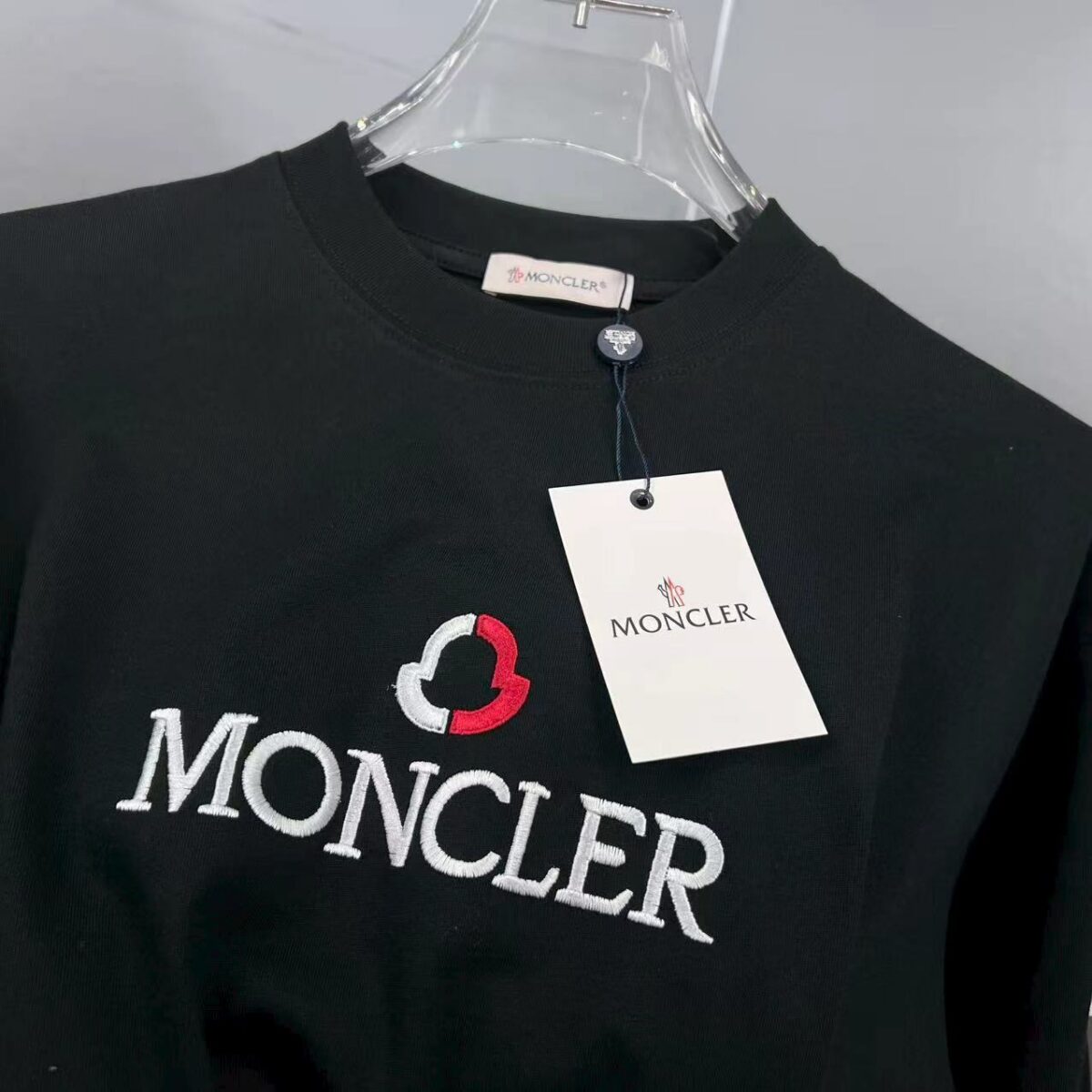 P80 moncle～ 蒙口刺绣字母徽章 《区别通货面料》7a抗菌短袖tee 负离子上身十分舒适，男女同款半袖，落肩宽松版型 颜色: 黑色 白色 咖啡色 尺码：S（90-130斤） M（125-150斤） L（135-165斤） XL（160-190斤） XXL（185-220斤）