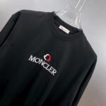 P80 moncle～ 蒙口刺绣字母徽章 《区别通货面料》7a抗菌短袖tee 负离子上身十分舒适，男女同款半袖，落肩宽松版型 颜色: 黑色 白色 咖啡色 尺码：S（90-130斤） M（125-150斤） L（135-165斤） XL（160-190斤） XXL（185-220斤）