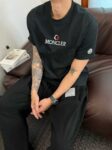 P80 moncle～ 蒙口刺绣字母徽章 《区别通货面料》7a抗菌短袖tee 负离子上身十分舒适，男女同款半袖，落肩宽松版型 颜色: 黑色 白色 咖啡色 尺码：S（90-130斤） M（125-150斤） L（135-165斤） XL（160-190斤） XXL（185-220斤）