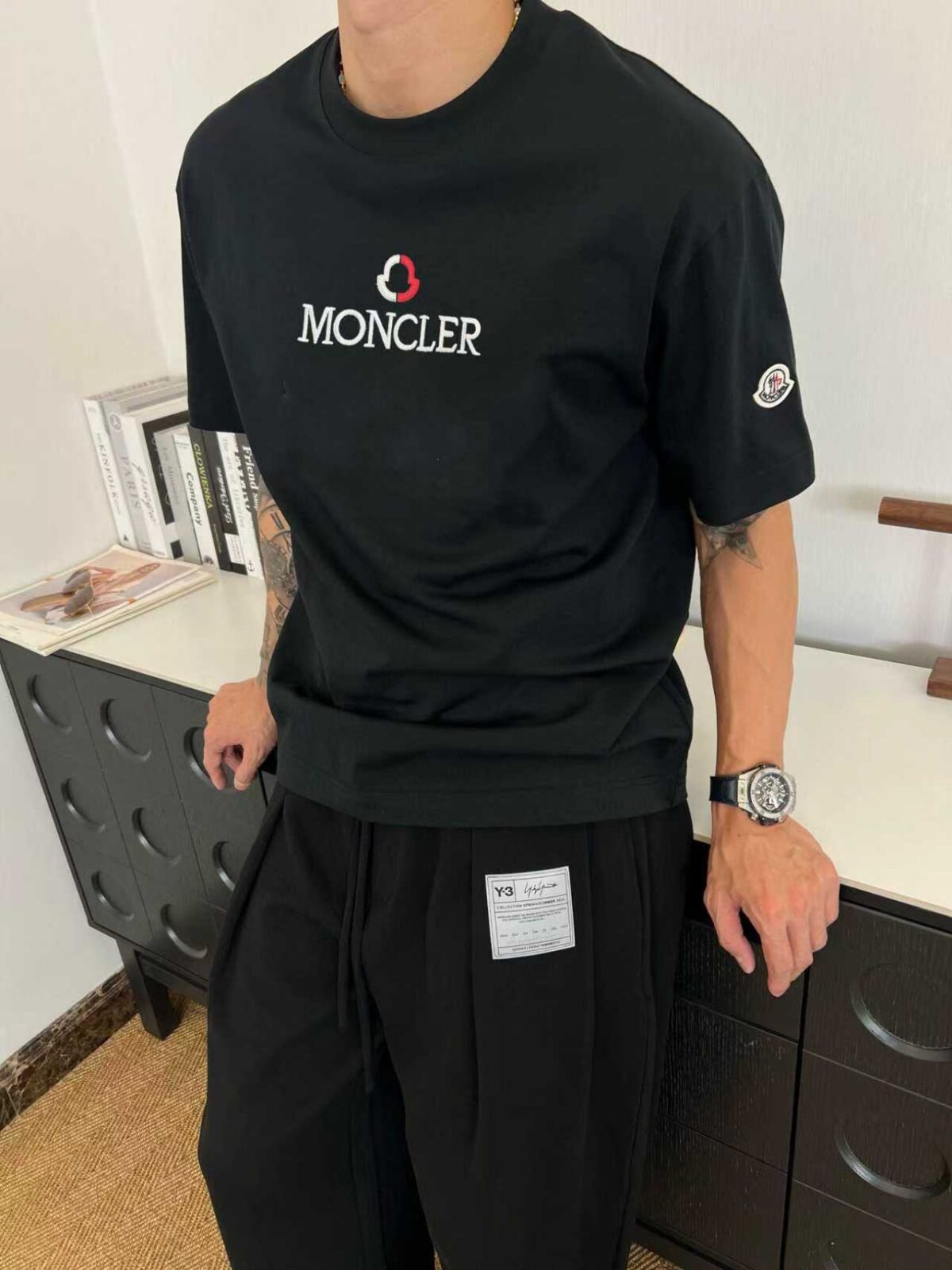 P80 moncle～ 蒙口刺绣字母徽章 《区别通货面料》7a抗菌短袖tee 负离子上身十分舒适，男女同款半袖，落肩宽松版型 颜色: 黑色 白色 咖啡色 尺码：S（90-130斤） M（125-150斤） L（135-165斤） XL（160-190斤） XXL（185-220斤）