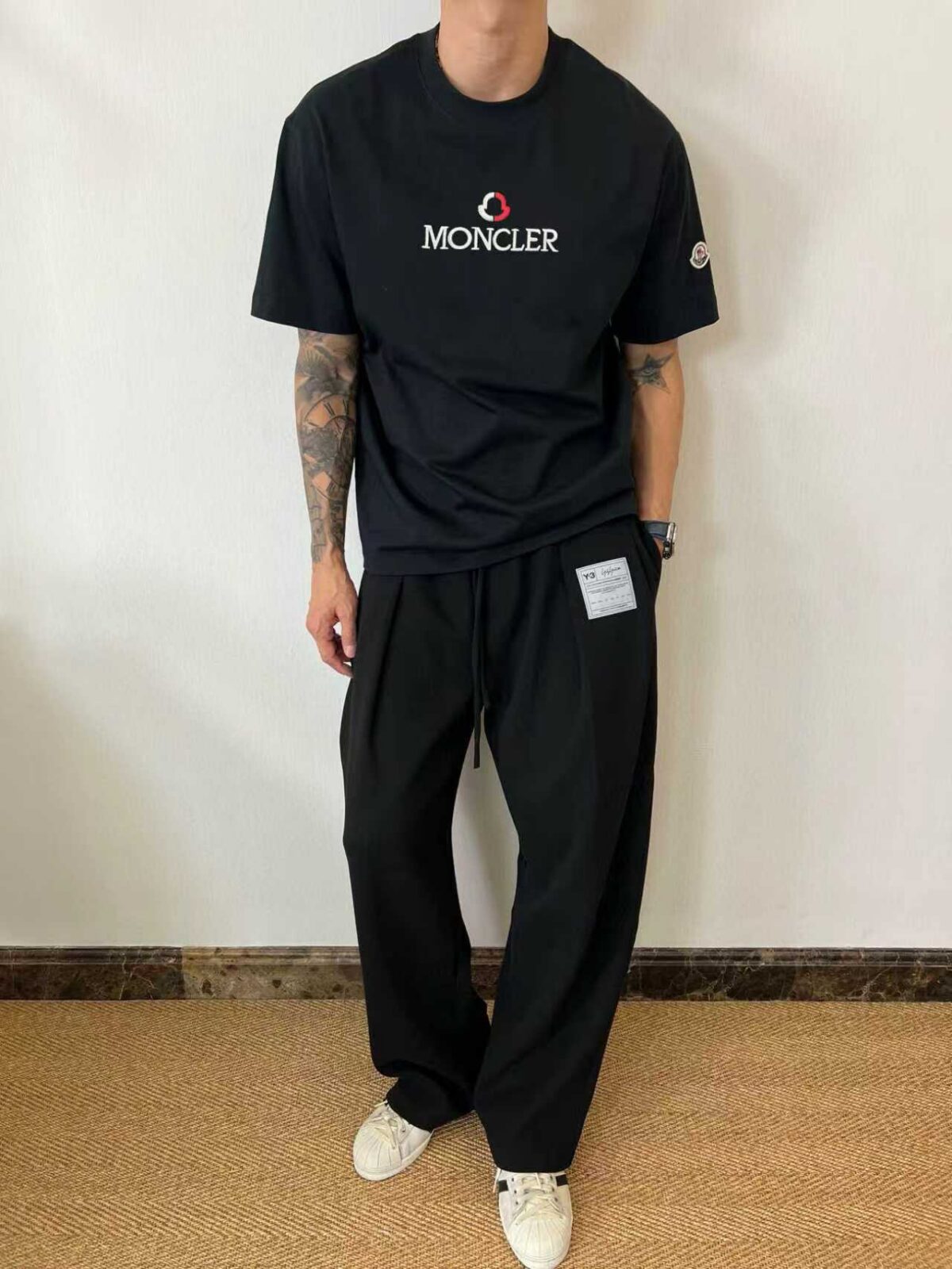 P80 moncle～ 蒙口刺绣字母徽章 《区别通货面料》7a抗菌短袖tee 负离子上身十分舒适，男女同款半袖，落肩宽松版型 颜色: 黑色 白色 咖啡色 尺码：S（90-130斤） M（125-150斤） L（135-165斤） XL（160-190斤） XXL（185-220斤）