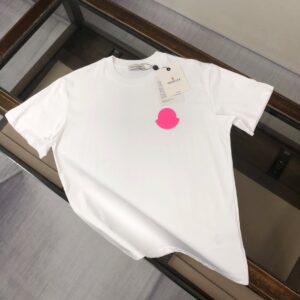P75 💥 MON 蒙口 春夏新品龙年限定情侣款T恤，时尚休闲圆领短袖，采用进口原版科技面料，顶级印花工艺图案，独特设计，档次极高，舒适透气，上身时尚帅气👍 颜色：黑色 白色 码数：M-3XL（下单请报身高体重）