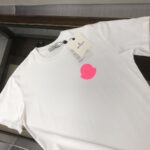P75 💥 MON 蒙口 春夏新品龙年限定情侣款T恤，时尚休闲圆领短袖，采用进口原版科技面料，顶级印花工艺图案，独特设计，档次极高，舒适透气，上身时尚帅气👍 颜色：黑色 白色 码数：M-3XL（下单请报身高体重）
