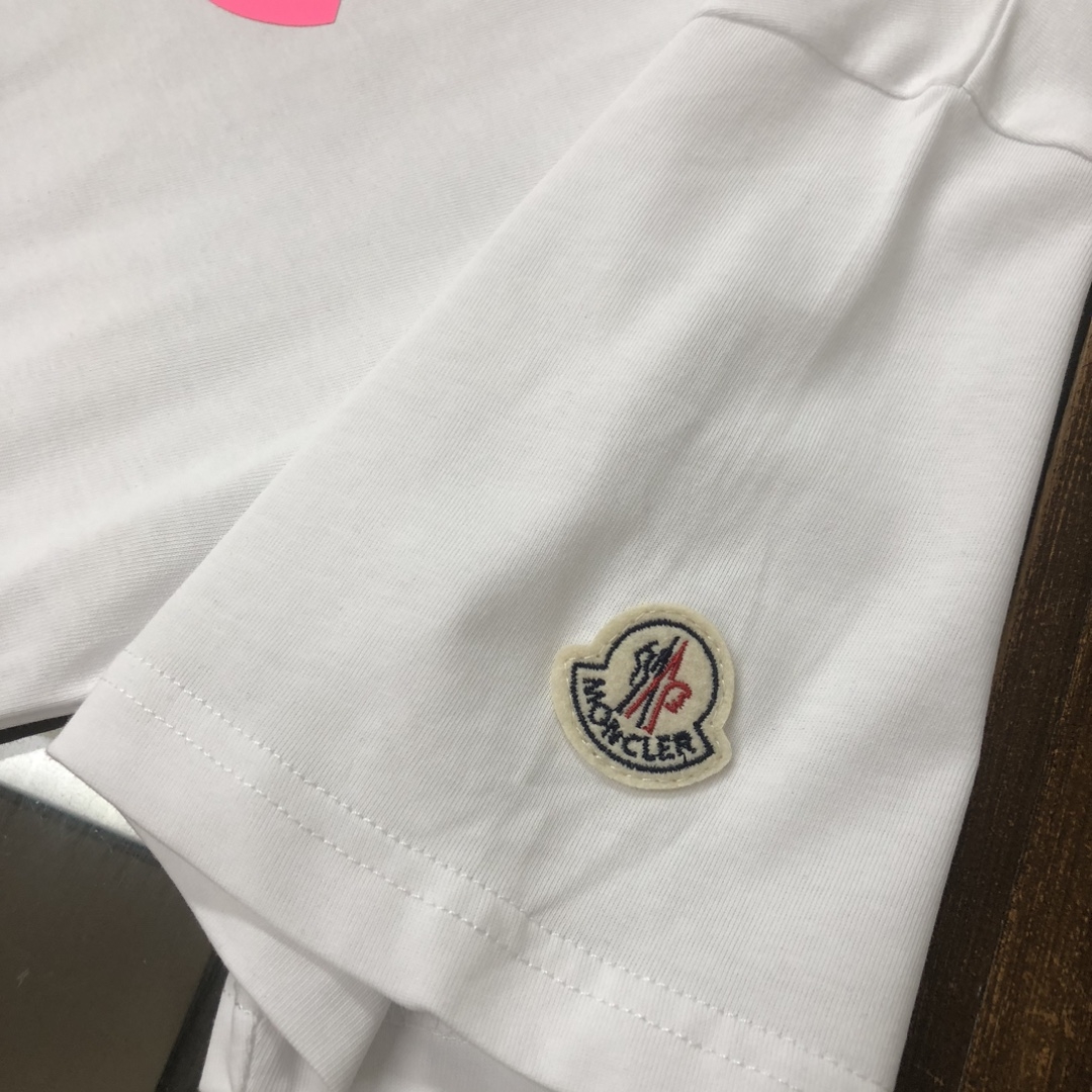 P75 💥 MON 蒙口 春夏新品龙年限定情侣款T恤，时尚休闲圆领短袖，采用进口原版科技面料，顶级印花工艺图案，独特设计，档次极高，舒适透气，上身时尚帅气👍 颜色：黑色 白色 码数：M-3XL（下单请报身高体重）