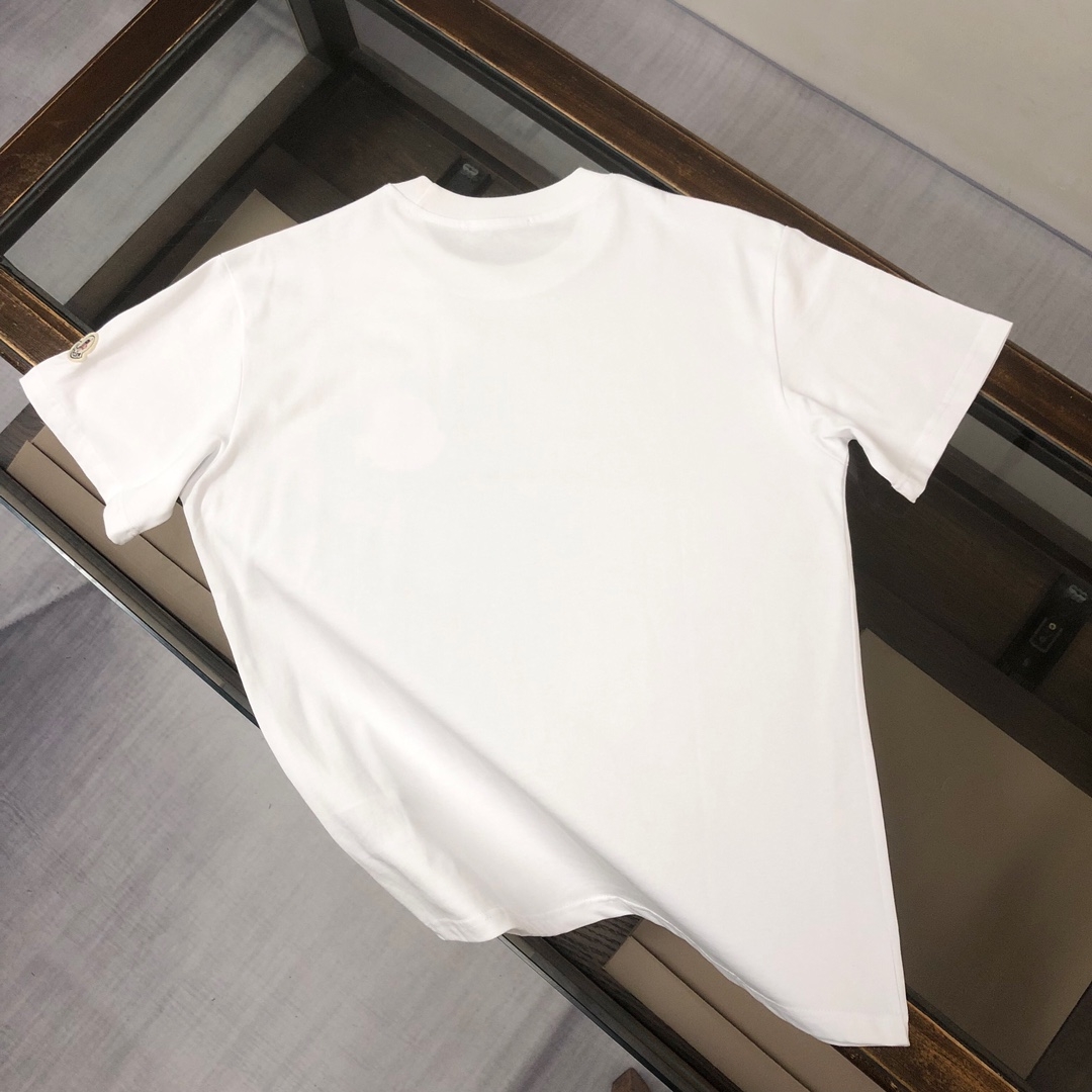 P75 💥 MON 蒙口 春夏新品龙年限定情侣款T恤，时尚休闲圆领短袖，采用进口原版科技面料，顶级印花工艺图案，独特设计，档次极高，舒适透气，上身时尚帅气👍 颜色：黑色 白色 码数：M-3XL（下单请报身高体重）