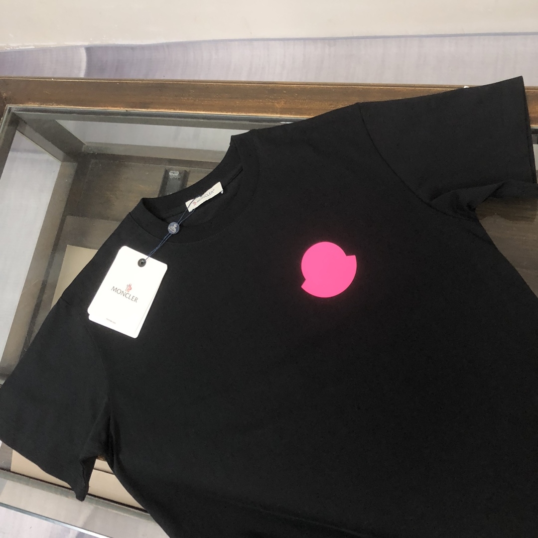 P75 💥 MON 蒙口 春夏新品龙年限定情侣款T恤，时尚休闲圆领短袖，采用进口原版科技面料，顶级印花工艺图案，独特设计，档次极高，舒适透气，上身时尚帅气👍 颜色：黑色 白色 码数：M-3XL（下单请报身高体重）