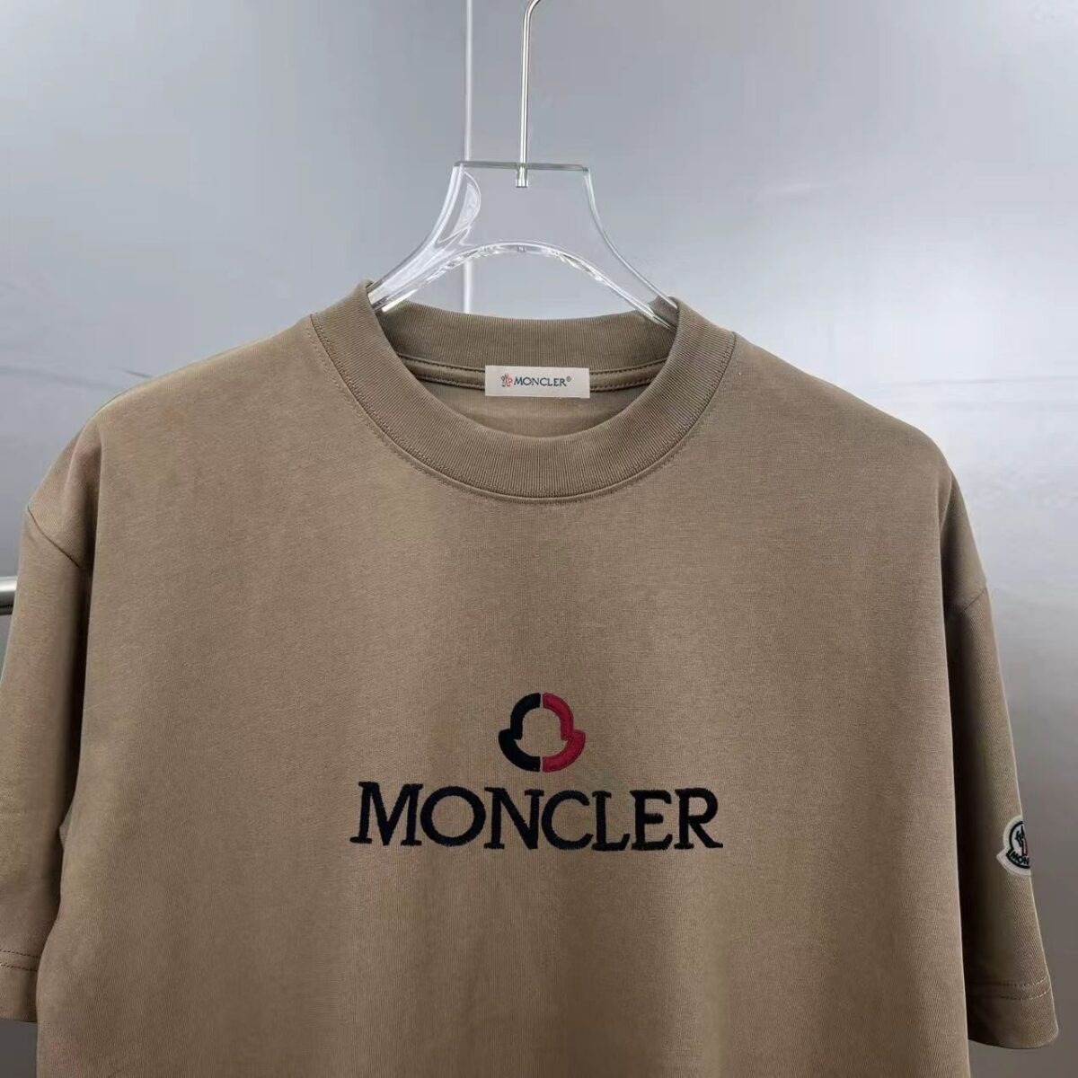 weigou_223897_3_9634dd7724 P80 moncle~ 蒙口刺绣字母徽章 《区别通货面料》7a抗菌短袖tee 负离子上身十分舒适,男女同款半袖,落肩宽松版型 颜色: 黑色 白色 咖啡色 尺码:S(90-130斤) M(125-150斤) L(135-165斤) XL(160-190斤) XXL(185-220斤)