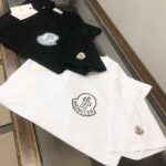 weigou_223924_1_dfaebf5ab6 P75 💥 MON*CLER 蒙口 最新款情侣款圆领短袖 情侣T恤~ 春夏新品 高品质 🔥🔥时尚百搭潮款 定制进口面料 !穿着舒适 透气 时尚不失个性 上身休闲随性 帅气有型 彰显大牌气质!! 颜色:黑色 白色 尺码:M-3XL (下单请报身高体重)