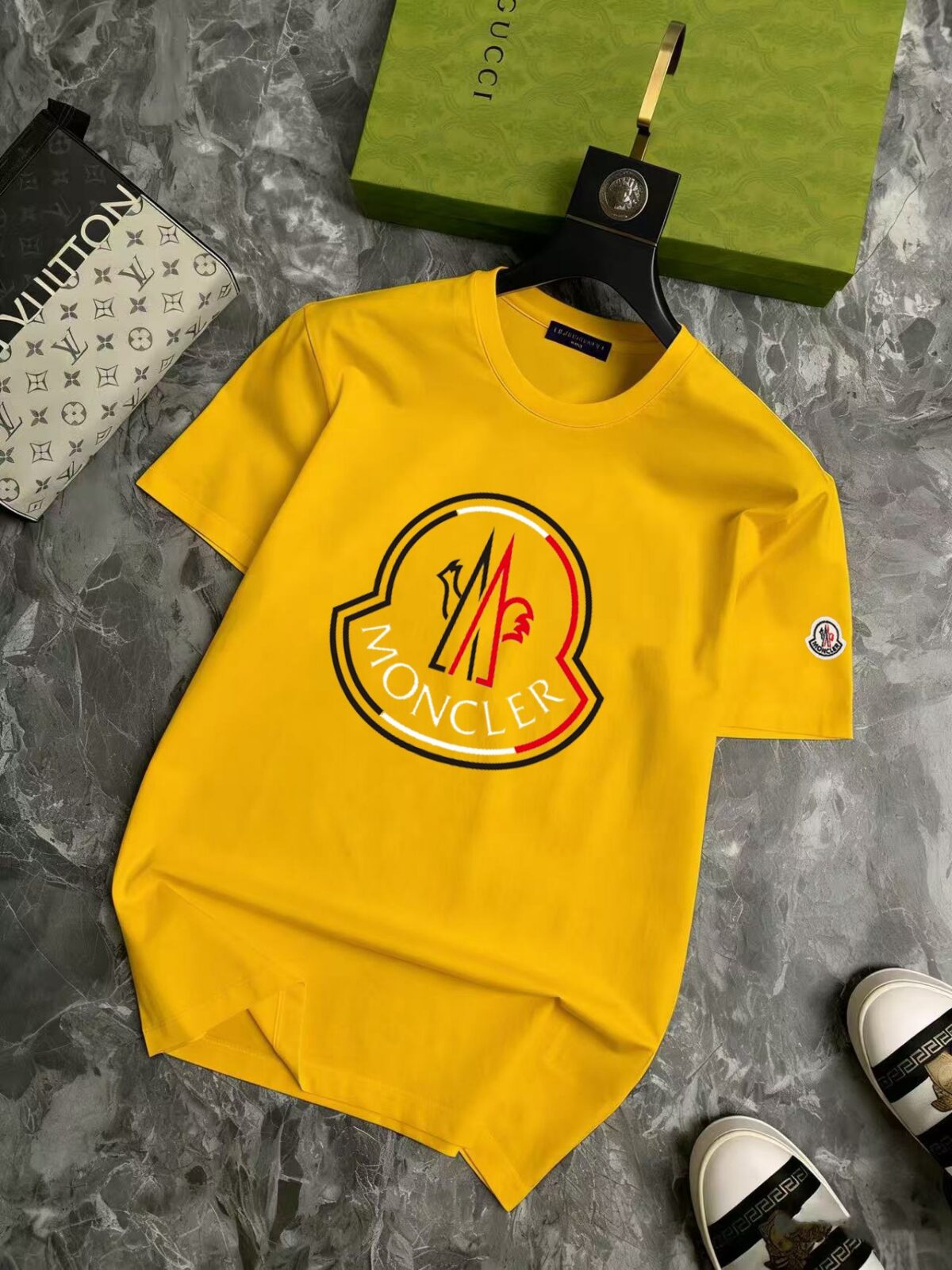 P70 品牌： 蒙口 (胖子福音)原单男士休闲短袖T恤，2026春夏新品，定制胸前顶级logo 工艺、搭配整件细节 品质及剪裁设计都堪称一流，定制进口丝光棉面料！型格十足，配色轻熟百搭。M-5XL(穿到220斤)