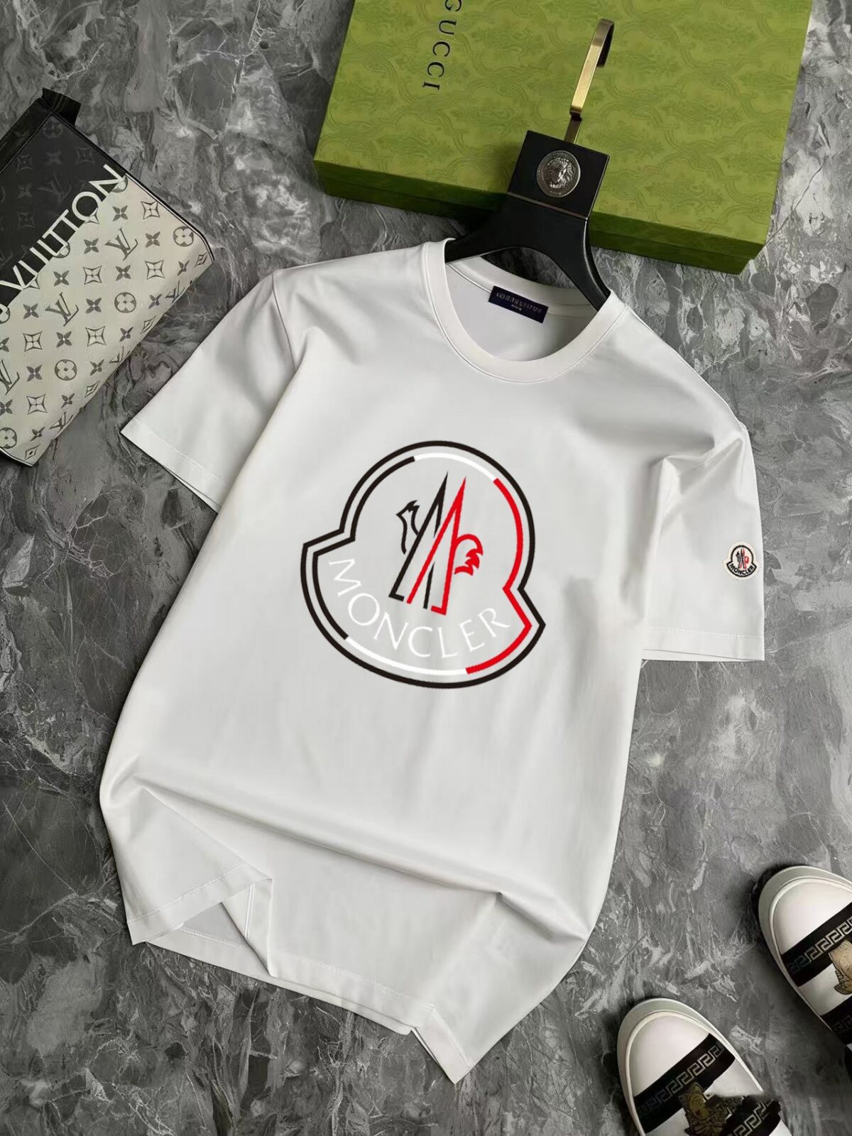 P70 品牌： 蒙口 (胖子福音)原单男士休闲短袖T恤，2026春夏新品，定制胸前顶级logo 工艺、搭配整件细节 品质及剪裁设计都堪称一流，定制进口丝光棉面料！型格十足，配色轻熟百搭。M-5XL(穿到220斤)