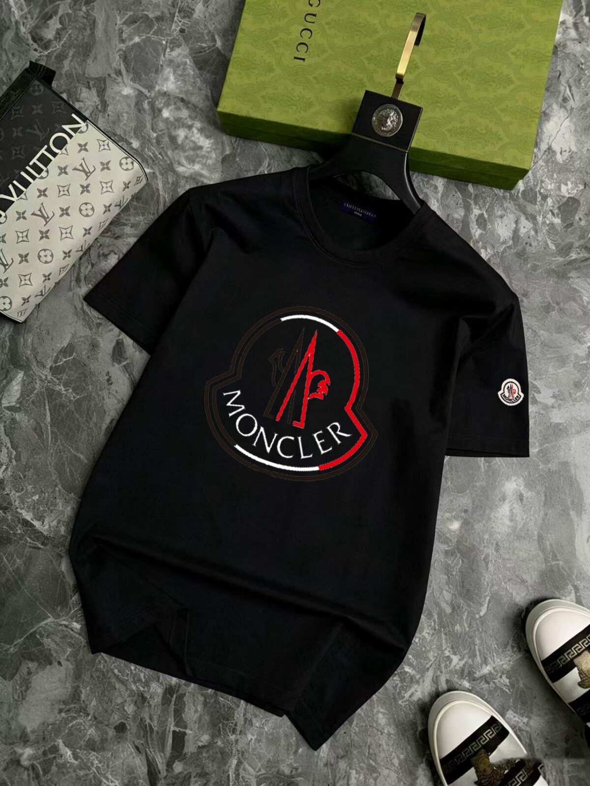 P70 品牌： 蒙口 (胖子福音)原单男士休闲短袖T恤，2026春夏新品，定制胸前顶级logo 工艺、搭配整件细节 品质及剪裁设计都堪称一流，定制进口丝光棉面料！型格十足，配色轻熟百搭。M-5XL(穿到220斤)
