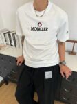 weigou_223946_8_ca6d027476 P80 moncle~ 蒙口刺绣字母徽章 《区别通货面料》7a抗菌短袖tee 负离子上身十分舒适,男女同款半袖,落肩宽松版型 颜色: 黑色 白色 咖啡色 尺码:S(90-130斤) M(125-150斤) L(135-165斤) XL(160-190斤) XXL(185-220斤)