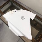 P75 💥 MON*CLER 蒙口 最新款情侣款圆领短袖 情侣T恤～ 春夏新品 高品质 🔥🔥时尚百搭潮款 定制进口面料 ！穿着舒适 透气 时尚不失个性 上身休闲随性 帅气有型 彰显大牌气质！！ 颜色：黑色 白色 尺码：M-3XL (下单请报身高体重)