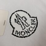 P75 💥 MON*CLER 蒙口 最新款情侣款圆领短袖 情侣T恤～ 春夏新品 高品质 🔥🔥时尚百搭潮款 定制进口面料 ！穿着舒适 透气 时尚不失个性 上身休闲随性 帅气有型 彰显大牌气质！！ 颜色：黑色 白色 尺码：M-3XL (下单请报身高体重)