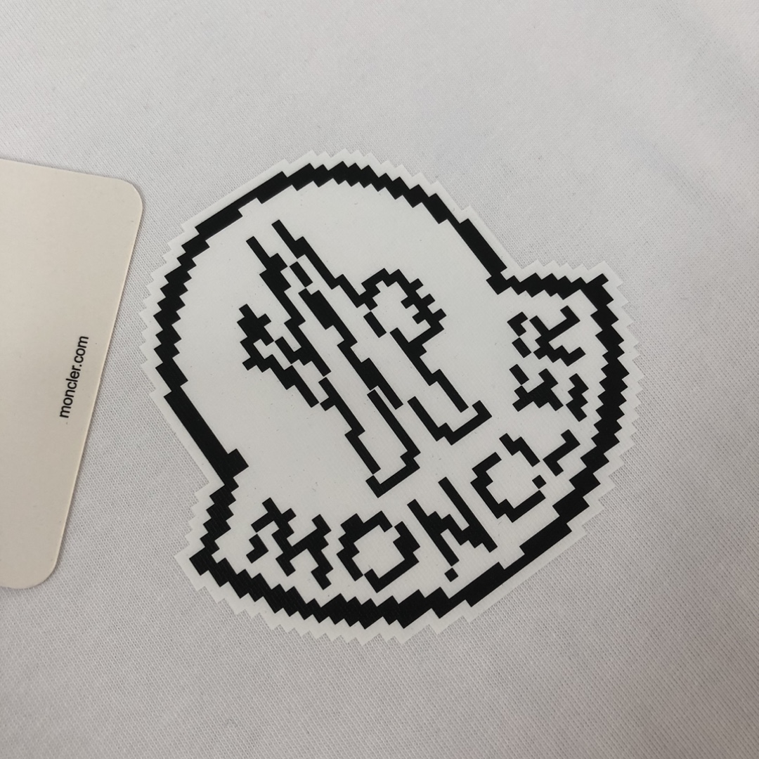 P75 💥 MON*CLER 蒙口 最新款情侣款圆领短袖 情侣T恤～ 春夏新品 高品质 🔥🔥时尚百搭潮款 定制进口面料 ！穿着舒适 透气 时尚不失个性 上身休闲随性 帅气有型 彰显大牌气质！！ 颜色：黑色 白色 尺码：M-3XL (下单请报身高体重)
