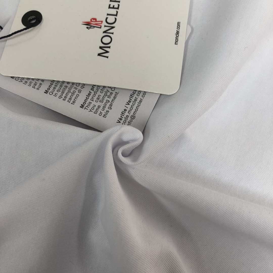P75 💥 MON*CLER 蒙口 最新款情侣款圆领短袖 情侣T恤～ 春夏新品 高品质 🔥🔥时尚百搭潮款 定制进口面料 ！穿着舒适 透气 时尚不失个性 上身休闲随性 帅气有型 彰显大牌气质！！ 颜色：黑色 白色 尺码：M-3XL (下单请报身高体重)