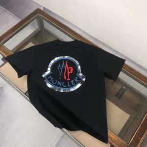 P75 💥 MON*CLER 蒙口 春夏新款男女同款👫短袖T恤！走秀印花图案时尚休闲短袖T恤衫！极具设计精选客供260g纯棉面料，手感柔软亲肤，着身舒适透气性都无法挑剔，实物绝对会让你爱不释手！宽松小落肩的圆领版型裁剪，无性别主义的情侣混穿款式，打开全新的时装新韵味！ 颜色：黑色 白色 尺码：M-3XL