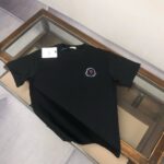 P75 💥 MON*CLER 蒙口 春夏新款男女同款👫短袖T恤！走秀印花图案时尚休闲短袖T恤衫！极具设计精选客供260g纯棉面料，手感柔软亲肤，着身舒适透气性都无法挑剔，实物绝对会让你爱不释手！宽松小落肩的圆领版型裁剪，无性别主义的情侣混穿款式，打开全新的时装新韵味！ 颜色：黑色 白色 尺码：M-3XL