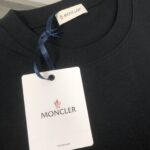 P75 💥 MON*CLER 蒙口 春夏新款男女同款👫短袖T恤！走秀印花图案时尚休闲短袖T恤衫！极具设计精选客供260g纯棉面料，手感柔软亲肤，着身舒适透气性都无法挑剔，实物绝对会让你爱不释手！宽松小落肩的圆领版型裁剪，无性别主义的情侣混穿款式，打开全新的时装新韵味！ 颜色：黑色 白色 尺码：M-3XL