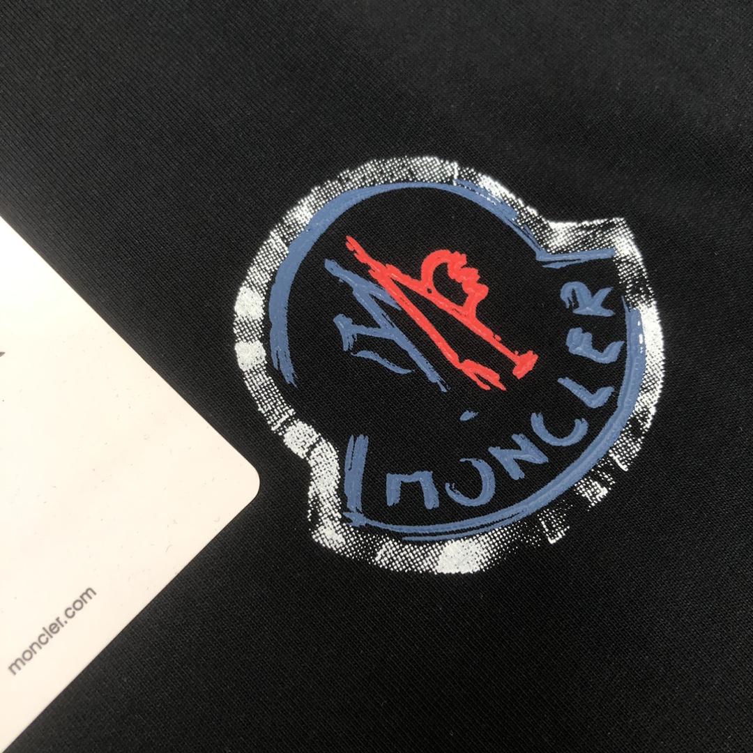 P75 💥 MON*CLER 蒙口 春夏新款男女同款👫短袖T恤！走秀印花图案时尚休闲短袖T恤衫！极具设计精选客供260g纯棉面料，手感柔软亲肤，着身舒适透气性都无法挑剔，实物绝对会让你爱不释手！宽松小落肩的圆领版型裁剪，无性别主义的情侣混穿款式，打开全新的时装新韵味！ 颜色：黑色 白色 尺码：M-3XL