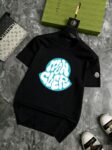 P70 品牌： 蒙口 (胖子福音)原单男士休闲短袖T恤，2026春夏新品，定制胸前顶级logo 工艺、搭配整件细节 品质及剪裁设计都堪称一流，定制进口丝光棉面料！型格十足，配色轻熟百搭。M-5XL(穿到220斤)
