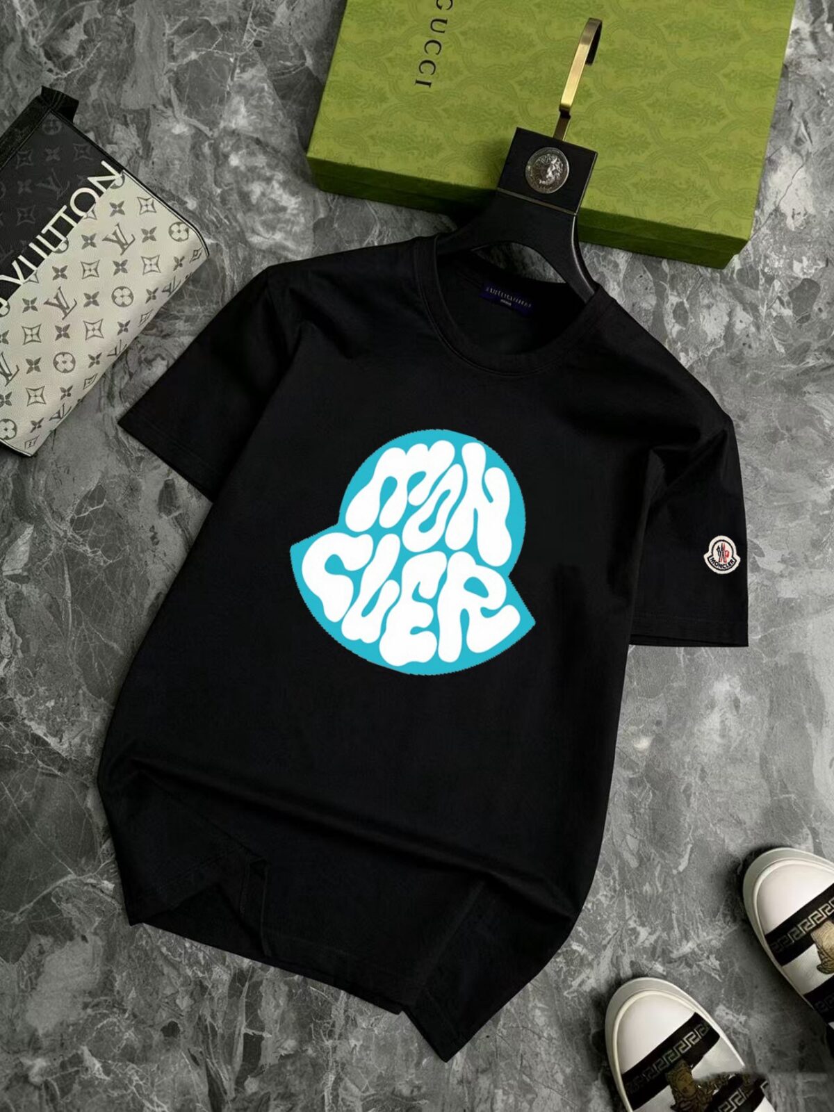 P70 品牌： 蒙口 (胖子福音)原单男士休闲短袖T恤，2026春夏新品，定制胸前顶级logo 工艺、搭配整件细节 品质及剪裁设计都堪称一流，定制进口丝光棉面料！型格十足，配色轻熟百搭。M-5XL(穿到220斤)