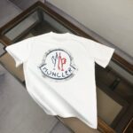 P75 💥 MON*CLER 蒙口 春夏新款男女同款👫短袖T恤！走秀印花图案时尚休闲短袖T恤衫！极具设计精选客供260g纯棉面料，手感柔软亲肤，着身舒适透气性都无法挑剔，实物绝对会让你爱不释手！宽松小落肩的圆领版型裁剪，无性别主义的情侣混穿款式，打开全新的时装新韵味！ 颜色：黑色 白色 尺码：M-3XL