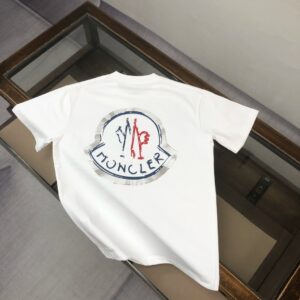 P75 💥 MON*CLER 蒙口 春夏新款男女同款👫短袖T恤！走秀印花图案时尚休闲短袖T恤衫！极具设计精选客供260g纯棉面料，手感柔软亲肤，着身舒适透气性都无法挑剔，实物绝对会让你爱不释手！宽松小落肩的圆领版型裁剪，无性别主义的情侣混穿款式，打开全新的时装新韵味！ 颜色：黑色 白色 尺码：M-3XL