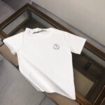 P75 💥 MON*CLER 蒙口 春夏新款男女同款👫短袖T恤！走秀印花图案时尚休闲短袖T恤衫！极具设计精选客供260g纯棉面料，手感柔软亲肤，着身舒适透气性都无法挑剔，实物绝对会让你爱不释手！宽松小落肩的圆领版型裁剪，无性别主义的情侣混穿款式，打开全新的时装新韵味！ 颜色：黑色 白色 尺码：M-3XL