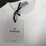 P75 💥 MON*CLER 蒙口 春夏新款男女同款👫短袖T恤！走秀印花图案时尚休闲短袖T恤衫！极具设计精选客供260g纯棉面料，手感柔软亲肤，着身舒适透气性都无法挑剔，实物绝对会让你爱不释手！宽松小落肩的圆领版型裁剪，无性别主义的情侣混穿款式，打开全新的时装新韵味！ 颜色：黑色 白色 尺码：M-3XL
