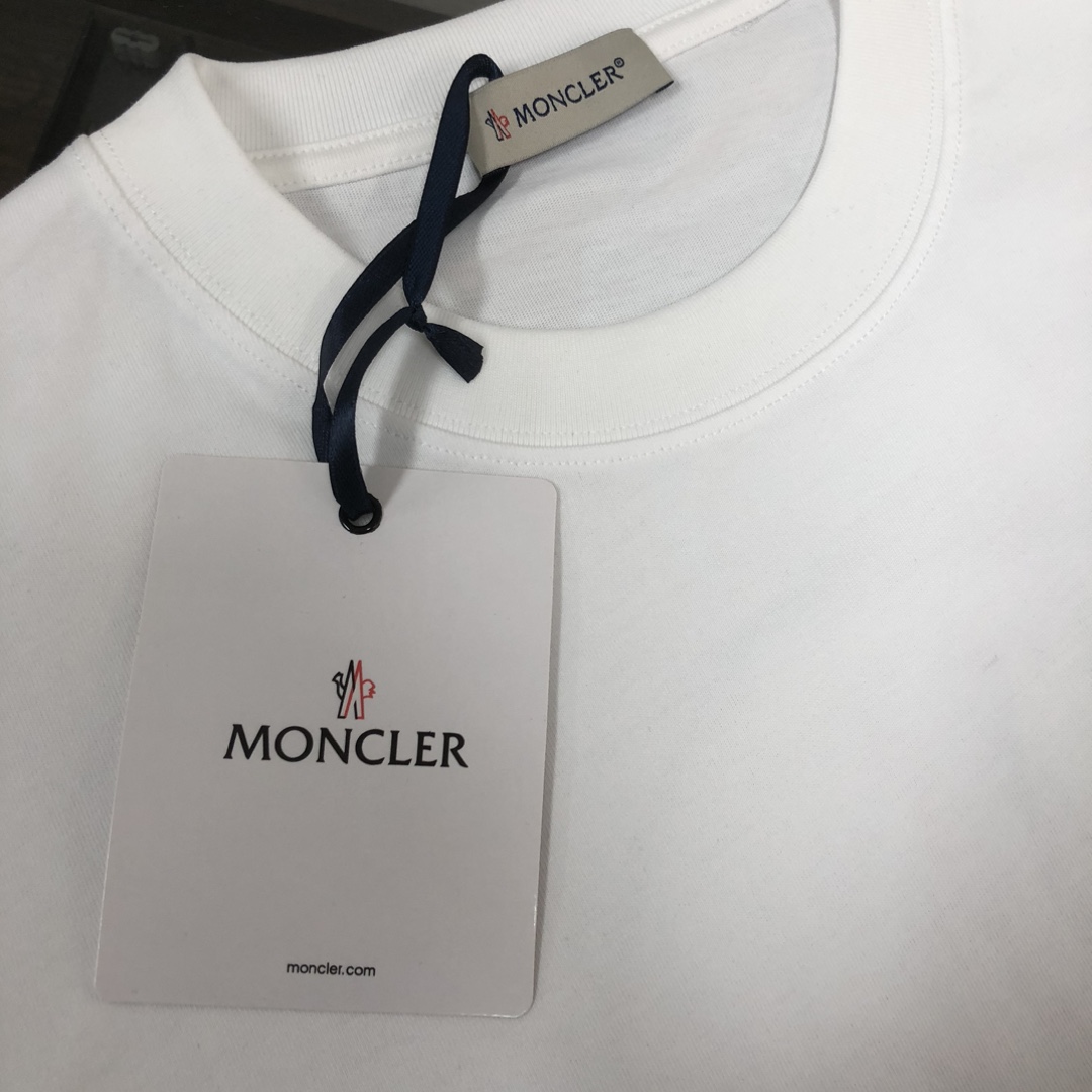 P75 💥 MON*CLER 蒙口 春夏新款男女同款👫短袖T恤！走秀印花图案时尚休闲短袖T恤衫！极具设计精选客供260g纯棉面料，手感柔软亲肤，着身舒适透气性都无法挑剔，实物绝对会让你爱不释手！宽松小落肩的圆领版型裁剪，无性别主义的情侣混穿款式，打开全新的时装新韵味！ 颜色：黑色 白色 尺码：M-3XL