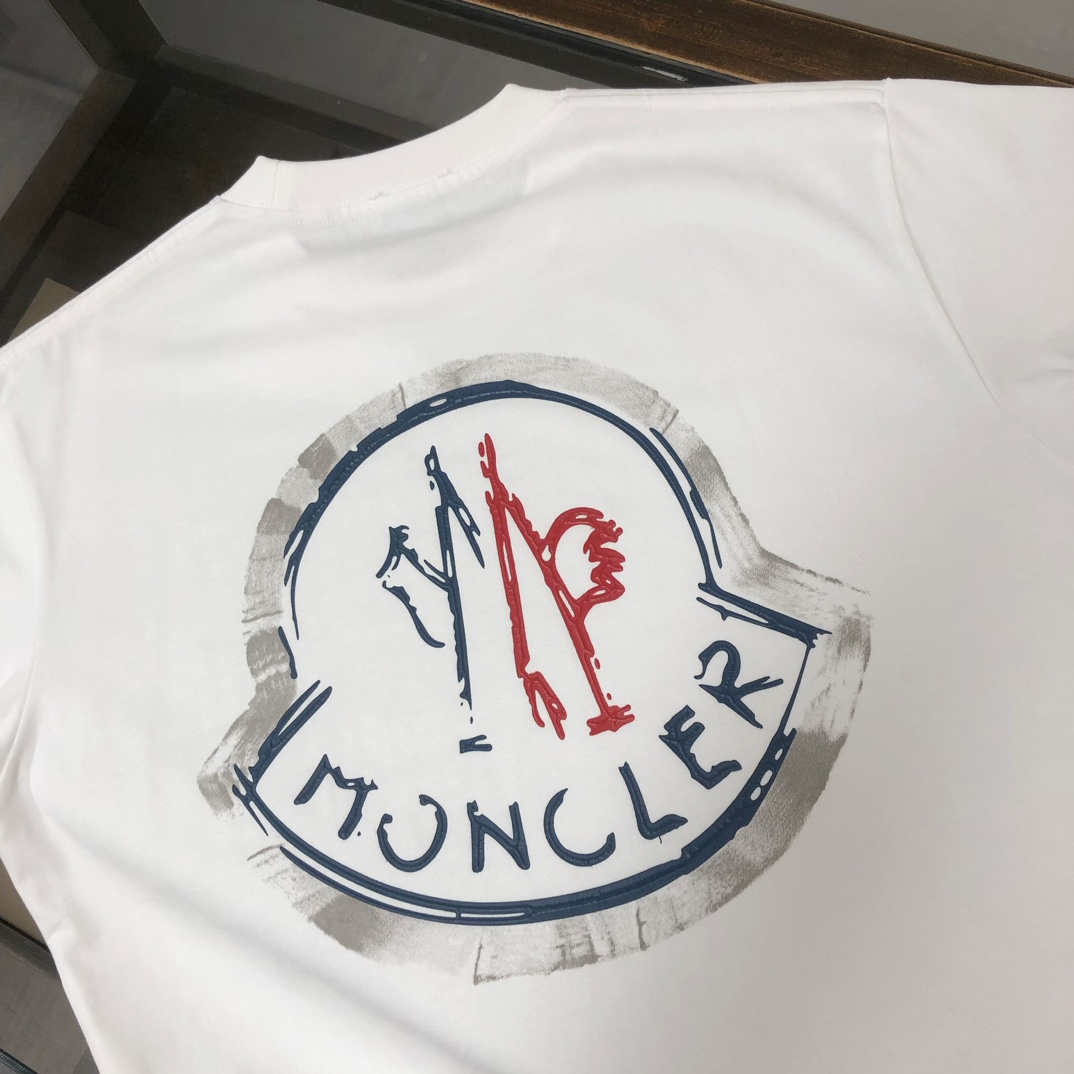 P75 💥 MON*CLER 蒙口 春夏新款男女同款👫短袖T恤！走秀印花图案时尚休闲短袖T恤衫！极具设计精选客供260g纯棉面料，手感柔软亲肤，着身舒适透气性都无法挑剔，实物绝对会让你爱不释手！宽松小落肩的圆领版型裁剪，无性别主义的情侣混穿款式，打开全新的时装新韵味！ 颜色：黑色 白色 尺码：M-3XL